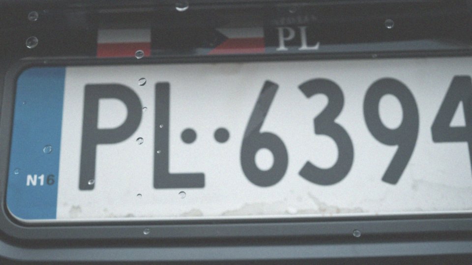 Jakie znaczenie mają czarne litery i nebieski pasek na tablicach?