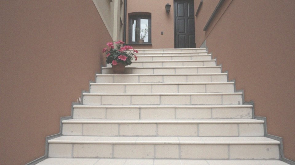 Jakie są korzyści z używania płytek ceramicznych na schody?